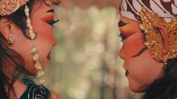 fechar-se do uma sorridente javanese casal dentro tradicional Casamento Maquiagem video