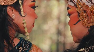 íntimo fechar-se do uma tradicional javanese casal video