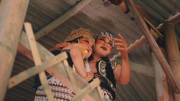 íntimo javanese casal partilha uma segredo dentro uma rústico cabana video