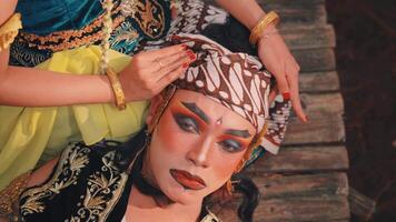 a sobrecarga tiro do uma mulher mãos em uma do homem batik quebra cabeça video