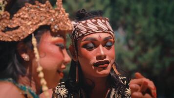 brincalhão e íntimo interação entre javanese dançarinos video