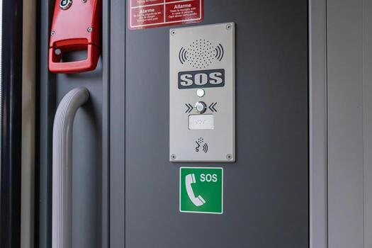 emergencia llamada punto con iluminado llamada de socorro botón y intercomunicador sistema, Proporcionar vital pasajero asistencia y inmediato comunicación para la seguridad en tránsito foto