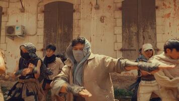 un dinámica grupo de bailarines ejecutando un coreografiado rutina al aire libre, exhibiendo expresivo movimientos y energía. el ajuste caracteristicas un antiguo edificio con peladura pintar, agregando un arenoso atmósfera. video