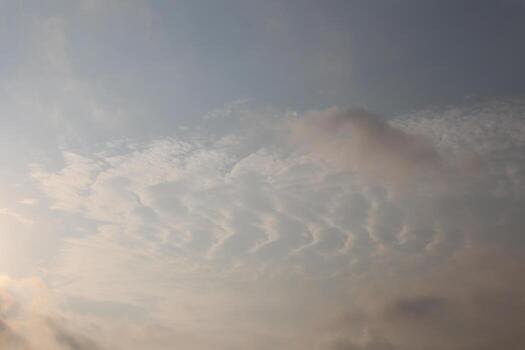 nublado cielo con un mezcla de cirro y estrato nubes creando un texturizado apariencia foto