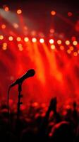 silueta de micrófono en etapa con rojo luces y multitud en antecedentes a un concierto evento foto