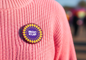 uma Rosa suéter características uma circular botão com a palavra brincar dentro a Centro psd
