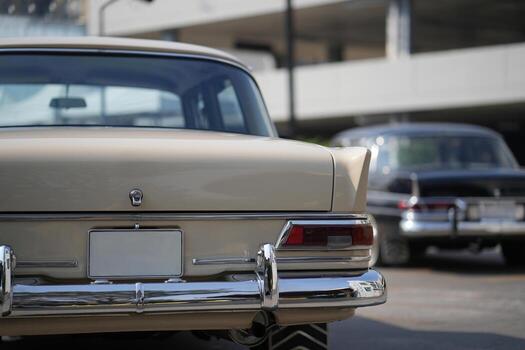 un cromo ojo de cerradura encima el licencia plato y un pulido posterior maletero bloquear sistema en un Clásico coche realce sus robusto y seguro mecánico diseño.e foto
