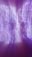 abstract digitaal stadsgezicht met Purper tonen en gloeiend meetkundig patronen, suggereren futuristische technologie en gegevens stromen video