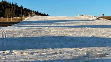 ein Person ist Skifahren Nieder ein Schnee bedeckt Steigung video