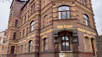 A large brown building with many windows video