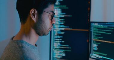 fermer adulte Asie Masculin free-lance dactylographie écrire rapide ai bot il app intelligent programme nomade, jeu, Terminal avec codage langue, designer, gros Les données centre sur bureau ordinateur dans nuit bureau. video