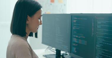 jovem adulto Ásia fêmea freelance digitando escrever pronto ai robô isto aplicativo inteligente programa nômade, jogo, terminal com codificação linguagem, do utilizador interface, desenhista, grande dados Centro em Área de Trabalho computador. video