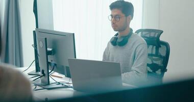 Ásia macho, fêmea freelance escrever pronto ai robô isto aplicativo inteligente programa nômade, jogo, terminal com codificação linguagem, do utilizador interface, desenhista, grande dados Centro em Área de Trabalho computador. video