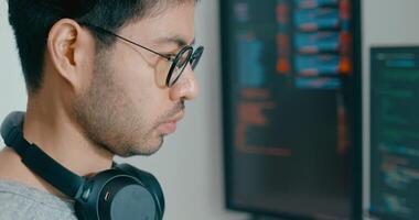 detailopname jong volwassen Azië mannetje freelance bril typen schrijven prompt ai bot het app programma nomade, spel, terminal met codering, gebruiker koppel, ontwerper, groot gegevens centrum Aan bureaublad computer video