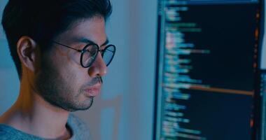 närbild ung Asien manlig frilans skriver skriva prompt ai bot den app smart program nomad, spel, terminal med kodning språk, designer, stor data Centrum på skrivbordet dator i natt kontor video