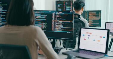 närbild vuxen Asien manlig, kvinna frilans skriver skriva prompt ai bot den app smart program nomad, spel, terminal med kodning språk, användare gränssnitt, designer, stor data Centrum skrivbordet dator video