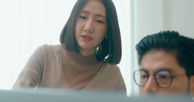 närbild Asien manlig, kvinna frilans möte skriva prompt ai bot den app smart program nomad, spel, prata strategi, diskutera planen, användare gränssnitt, designer, data Centrum skrivbordet dator. video