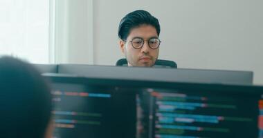 närbild Asien kvinna frilans skriver skriva prompt ai bot den app smart program nomad, spel, terminal med kodning språk, användare gränssnitt, designer, stor data Centrum på skrivbordet dator. video