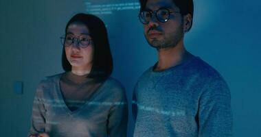 grupo adulto Asia masculino hembra software desarrolladores mentor líder gerente hablar estrategia plan a ejecutivo escribir rápido ai larva del moscardón eso aplicación programa nómada, juego, datos centro. saliente diapositivas código. video