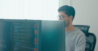 jovem adulto Ásia masculino freelance Óculos digitando escrever pronto ai robô isto aplicativo inteligente programa nômade, jogo, terminal com codificação, do utilizador interface, desenhista, grande dados Centro Área de Trabalho computador. video