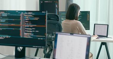 grupo adulto Ásia masculino fêmea freelance digitando escrever pronto ai robô isto aplicativo inteligente programa nômade, jogo, terminal com codificação linguagem, do utilizador interface, desenhista, grande dados Centro em Área de Trabalho computador video