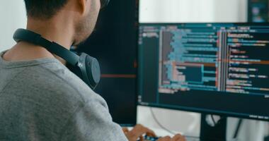 fechar-se adulto Ásia macho, fêmea freelance digitando escrever pronto ai robô isto aplicativo inteligente programa nômade, jogo, terminal com codificação linguagem, do utilizador interface, desenhista, grande dados Centro Área de Trabalho computador. video