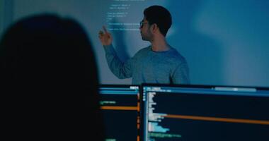 grupo Ásia masculino Programas desenvolvedores mentor líder Gerente conversa estratégia plano para executivo escrever pronto ai robô isto aplicativo programa nômade, jogo, desenhista, dados Centro. projetando apresentação de slides código. video