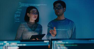 grupo Asia masculino hembra software desarrolladores mentor líder gerente hablar estrategia plan a ejecutivo escribir rápido ai larva del moscardón eso aplicación programa nómada, juego, datos centro. saliente diapositivas código. video