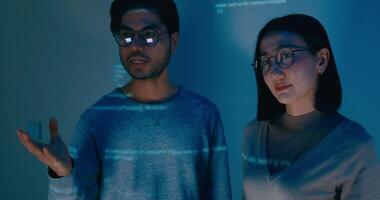 grupo Asia masculino hembra software desarrolladores mentor líder gerente hablar estrategia plan a ejecutivo escribir rápido ai eso aplicación programa nómada, juego, datos centro. saliente código. video