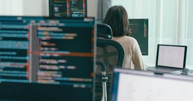 grupo adulto Ásia macho, fêmea freelance digitando escrever pronto ai robô isto aplicativo inteligente programa nômade, jogo, terminal com codificação linguagem, do utilizador interface, desenhista, grande dados Centro Área de Trabalho computador video