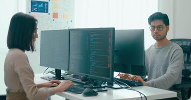 grupp vuxen Asien manlig, kvinna frilans skriver skriva prompt ai bot den app smart program nomad, spel, terminal med kodning språk, användare gränssnitt, designer, stor data Centrum på skrivbordet dator. video