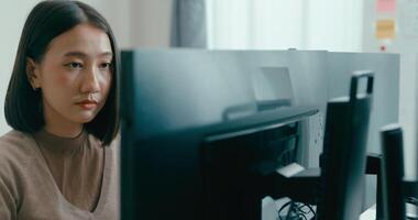 ung Asien kvinna frilans skriver skriva prompt ai bot den app smart program nomad, spel, terminal med kodning språk, användare gränssnitt, designer, stor data Centrum på skrivbordet dator. video