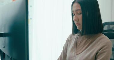 ung Asien kvinna frilans skriver skriva prompt ai bot den app smart program nomad, spel, terminal med kodning språk, användare gränssnitt, designer, data Centrum skrivbordet dator. video