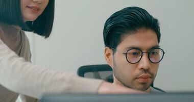 närbild grupp vuxen Asien manlig, kvinna frilans möte skriva prompt ai bot den app smart program nomad, spel, prata strategi, diskutera planen, användare gränssnitt, designer, data Centrum skrivbordet dator. video