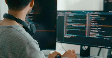 grupo adulto Ásia macho, fêmea freelance digitando escrever pronto ai robô isto aplicativo inteligente programa nômade, jogo, terminal com codificação linguagem, do utilizador interface, desenhista, dados Centro Área de Trabalho computador video