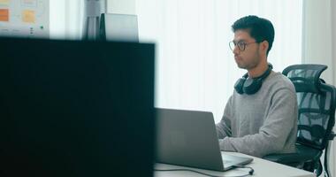 grupp Asien manlig, kvinna skriver skriva prompt ai bot den app smart program nomad, spel, terminal med kodning språk, användare gränssnitt, designer, stor data Centrum på skrivbordet dator. video