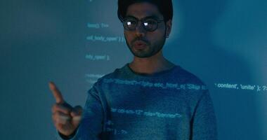 adulto Ásia masculino Programas desenvolvedores mentor líder Gerente conversa estratégia plano para executivo escrever pronto ai robô isto aplicativo programa nômade, jogo, desenhista, dados Centro. projetando apresentação de slides código. video