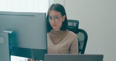 fechar-se jovem Ásia fêmea freelance digitando escrever pronto ai robô isto aplicativo programa nômade, jogo, terminal com codificação, do utilizador interface, desenhista, grande dados Centro em Área de Trabalho computador. video