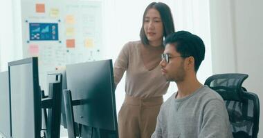 grupp Asien manlig, kvinna frilans möte skriva prompt ai bot app smart program nomad, spel, prata strategi, diskutera planen, användare gränssnitt, designer, stor data Centrum på skrivbordet dator. video