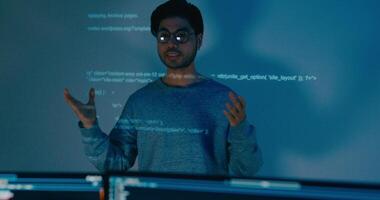 Ásia masculino Programas desenvolvedores mentor líder Gerente conversa estratégia plano para executivo escrever pronto ai robô isto aplicativo programa nômade, jogo, desenhista, dados Centro. projetando apresentação de slides código. video