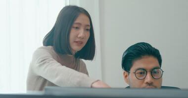 grupp Asien manlig, kvinna frilans möte skriva prompt ai bot den app smart program nomad, spel, prata strategi, diskutera planen, användare gränssnitt, designer, data Centrum skrivbordet dator. video