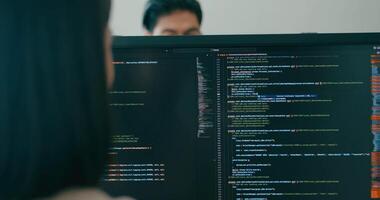 fechar-se Ásia fêmea freelance digitando escrever pronto ai robô isto aplicativo inteligente programa nômade, jogo, terminal com codificação linguagem, do utilizador interface, desenhista, grande dados Centro Área de Trabalho computador. video