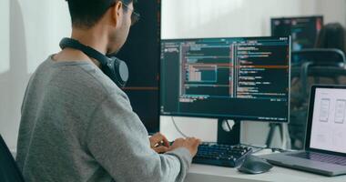 grupo adulto Ásia macho, fêmea freelance digitando escrever pronto ai robô isto aplicativo inteligente programa nômade, jogo, terminal com codificação linguagem, do utilizador interface, desenhista, dados Centro em Área de Trabalho computador video