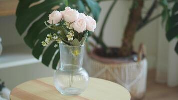 lindo floral arranjo dentro uma à moda interior configuração video