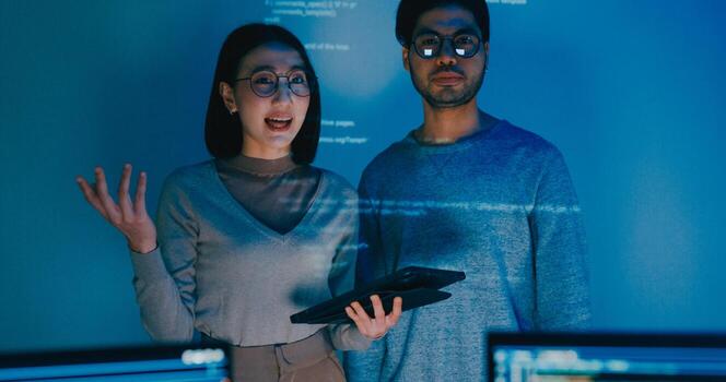 grupo adulto Asia masculino hembra software desarrolladores mentor líder gerente hablar estrategia plan a ejecutivo escribir rápido ai larva del moscardón eso aplicación programa nómada, juego, datos centro. foto