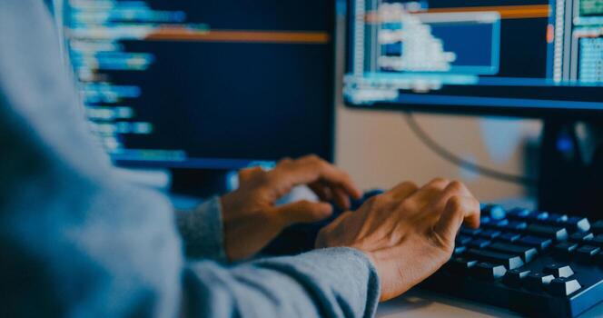 de cerca joven Asia masculino Lanza libre mecanografía escribir rápido ai larva del moscardón eso aplicación inteligente programa nómada, juego, terminal con codificación idioma, diseñador, grande datos centrar en escritorio computadora en noche oficina. foto