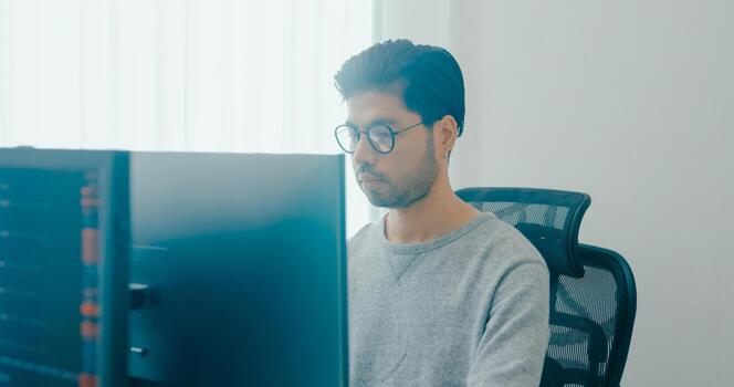 joven Asia masculino Lanza libre los anteojos mecanografía escribir rápido ai larva del moscardón eso aplicación inteligente programa nómada, juego, terminal con codificación, usuario interfaz, diseñador, grande datos centrar en escritorio computadora. foto