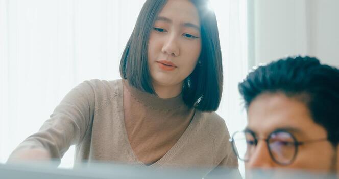 de cerca adulto Asia masculino, hembra Lanza libre reunión escribir rápido ai larva del moscardón eso aplicación inteligente programa nómada, juego, hablar estrategia, discutir plan, usuario interfaz, diseñador, datos centrar escritorio computadora. foto