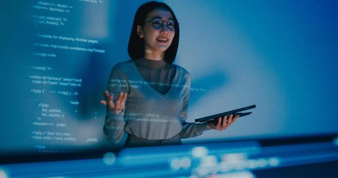 grupo Asia hembra software desarrollador mentor líder gerente hablar estrategia plan a ejecutivo escribir rápido ai larva del moscardón eso aplicación programa nómada, juego, diseñador, datos centro. saliente código foto