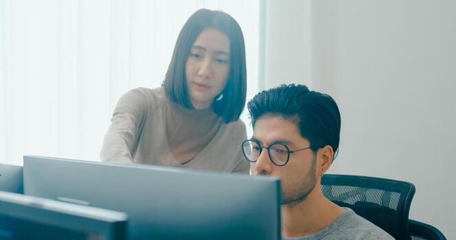 adulto Asia masculino, hembra Lanza libre reunión escribir rápido ai larva del moscardón eso aplicación inteligente programa nómada, juego, hablar estrategia, discutir plan, usuario interfaz, diseñador, grande datos centrar en escritorio computadora. foto